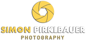 Logo Simon Pirklbauer hell Warnweste